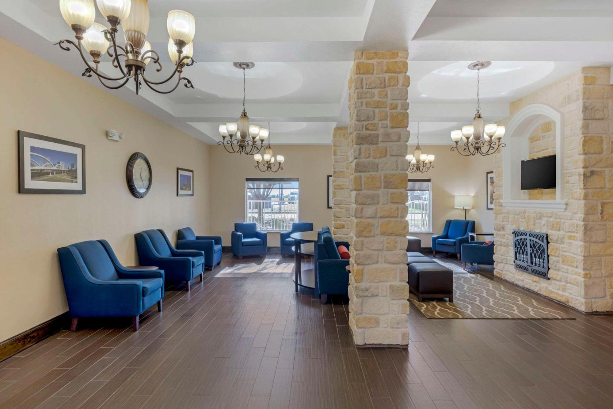 Comfort Suites Benbrook Luaran gambar